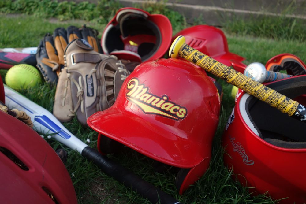 Eine Sammlung aus Baseballkeulen und Helmen.